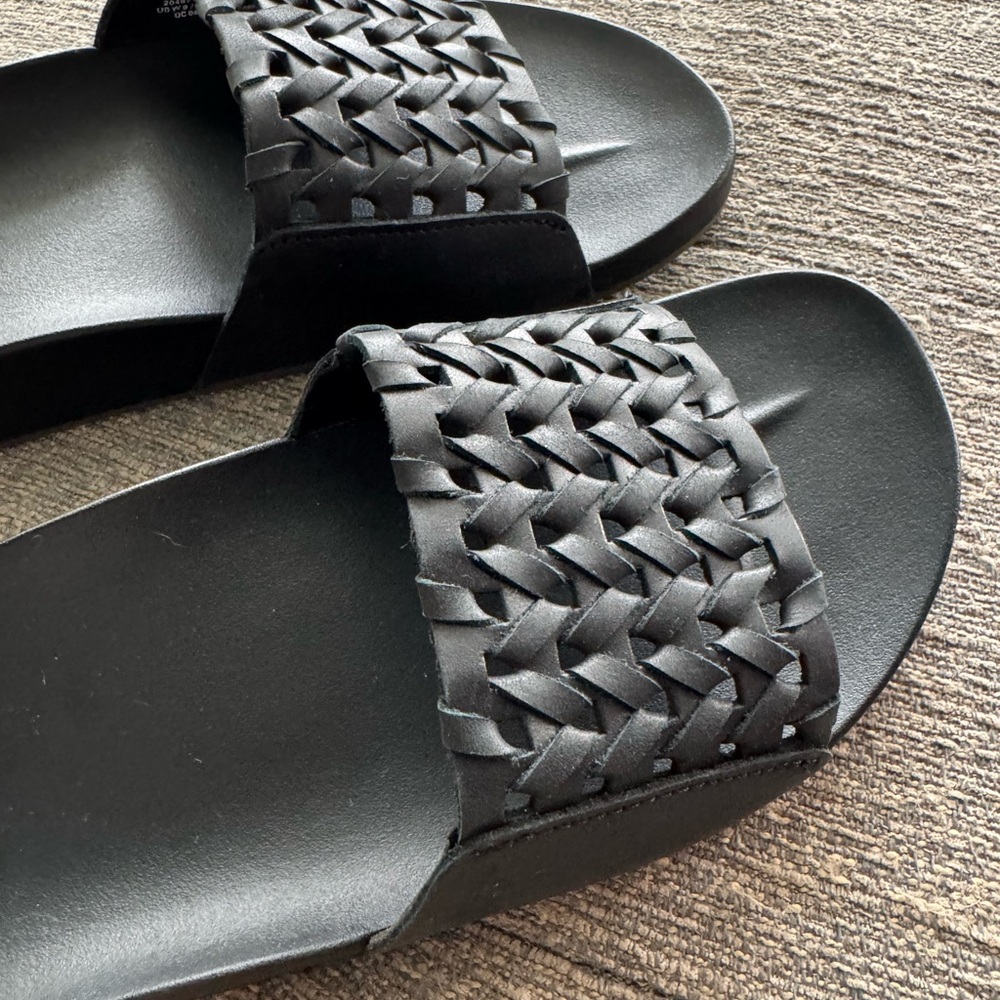 OluKai Black Woven Leather Slide Sandals Sz 9